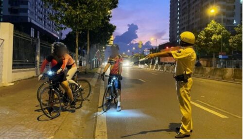 Đi xe đạp trên vỉa hè