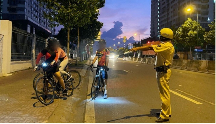 Đi xe đạp trên vỉa hè